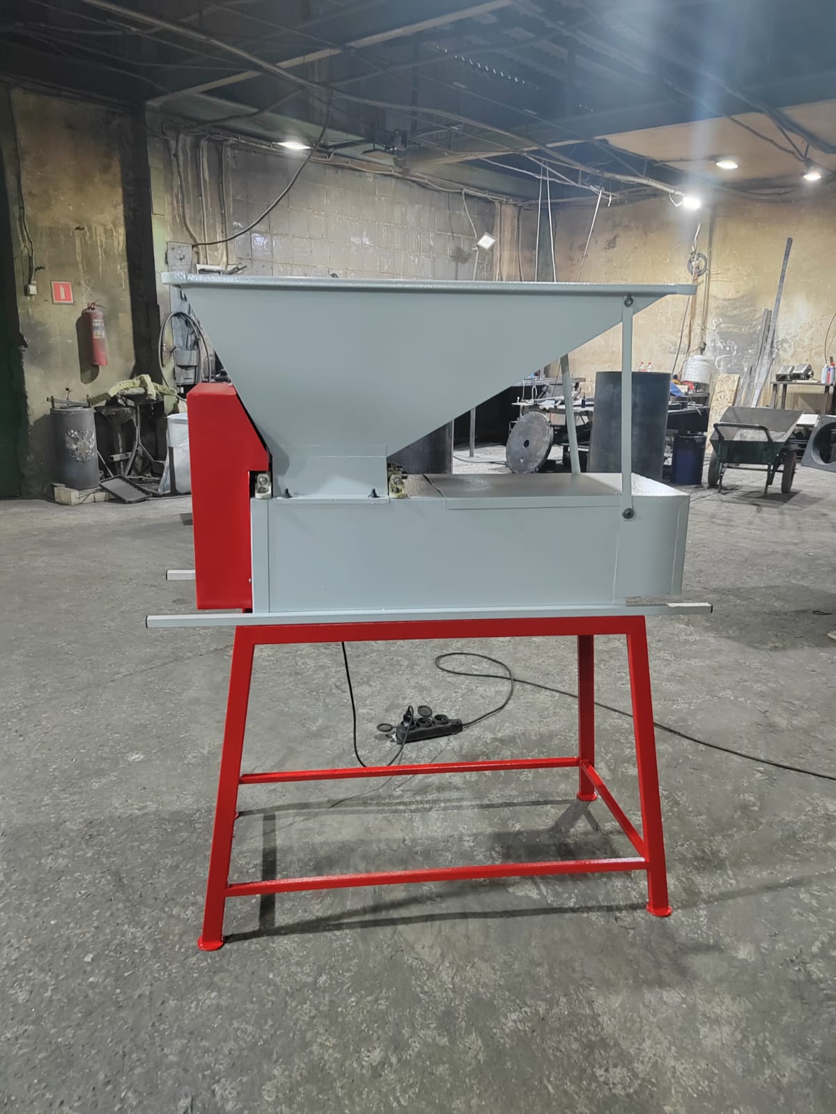 картинка Электрическая дробилка с гребнеотделителем.  "Лоза-1" от магазина Мангалторг