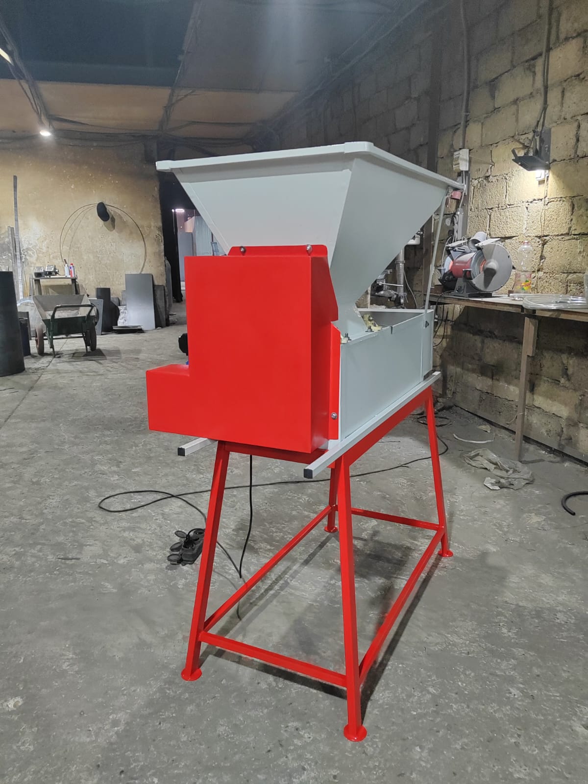 картинка Электрическая дробилка с гребнеотделителем.  "Лоза-1" от магазина Мангалторг